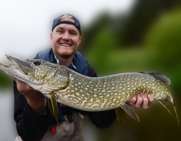 pike-fishing-grip-and-grin-scotland-012